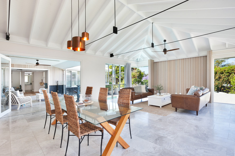Idee per una sala da pranzo aperta verso il soggiorno minimalista con pareti bianche e pavimento in pietra calcarea