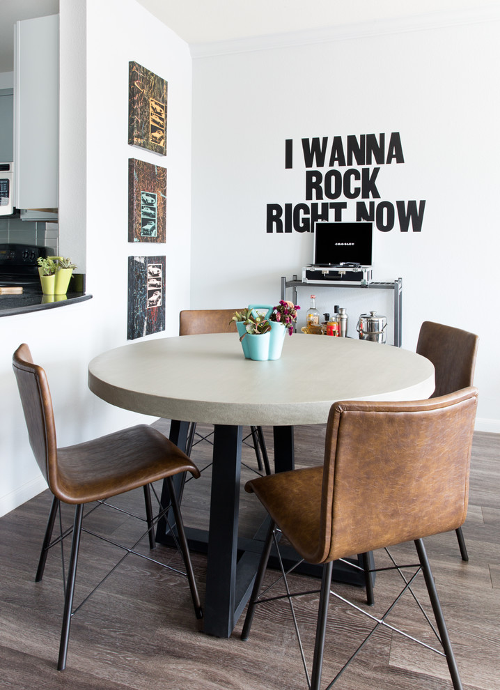 Idées déco pour une petite salle à manger ouverte sur la cuisine moderne avec un mur gris et sol en stratifié.