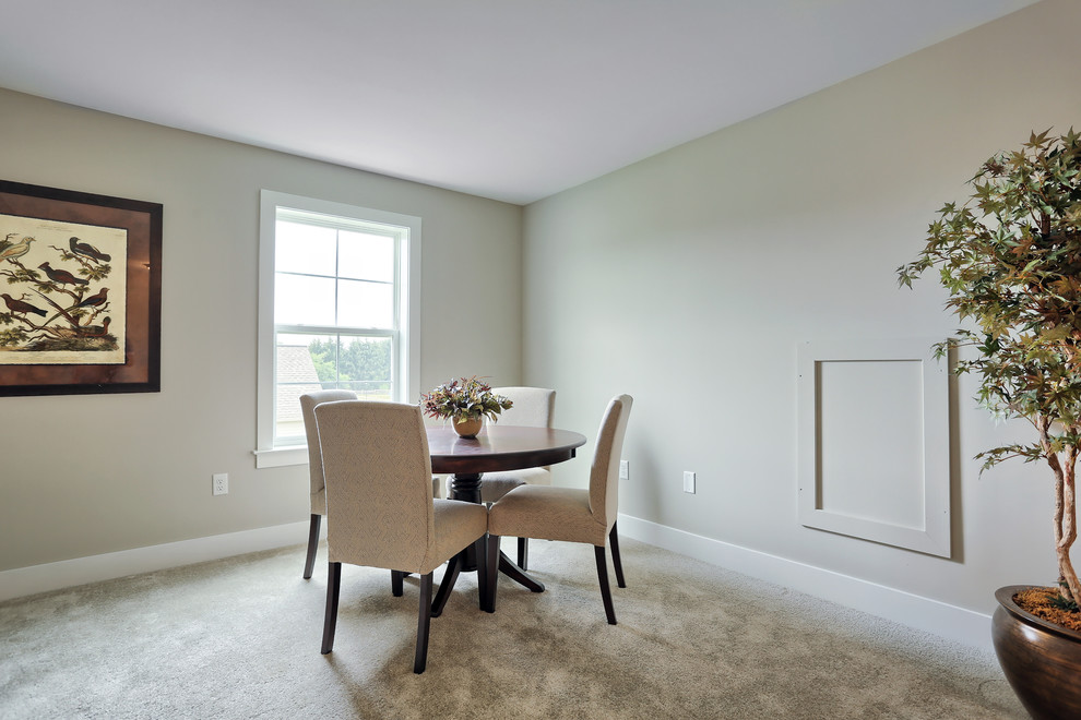Immagine di una grande sala da pranzo american style con pareti beige, moquette, nessun camino e pavimento beige