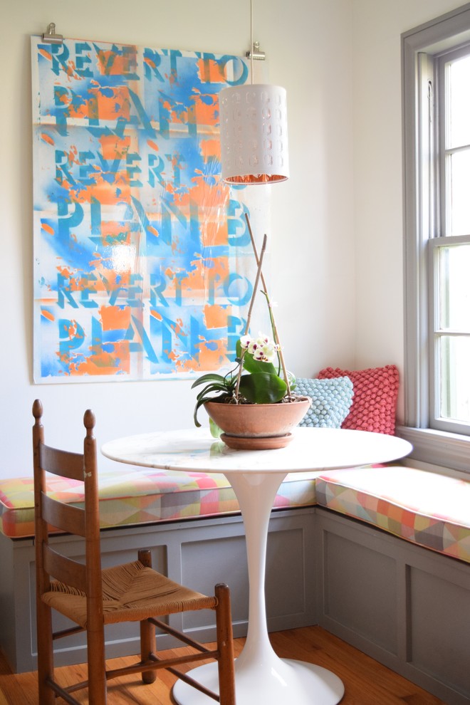 Стильный дизайн: маленькая кухня-столовая в стиле фьюжн с белыми стенами и светлым паркетным полом для на участке и в саду - последний тренд