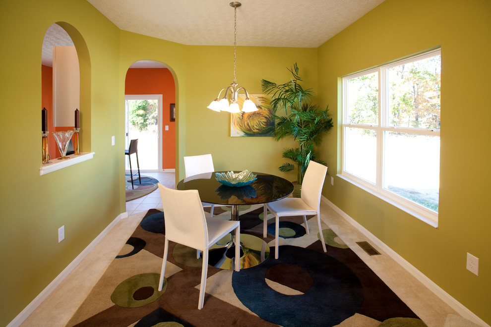 Inspiration pour une salle à manger bohème avec un mur vert.
