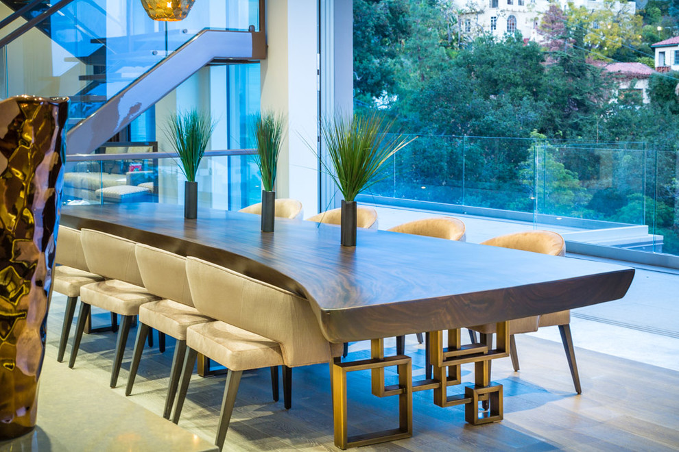 Свежая идея для дизайна: огромная гостиная-столовая в современном стиле с серыми стенами - отличное фото интерьера