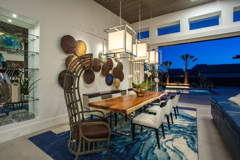 Foto di una grande sala da pranzo aperta verso il soggiorno minimalista con pareti bianche e pavimento con piastrelle in ceramica