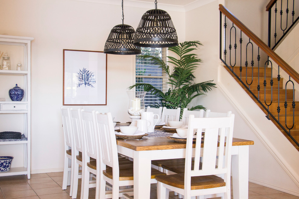 Idée de décoration pour une salle à manger ouverte sur la cuisine marine de taille moyenne avec tomettes au sol.