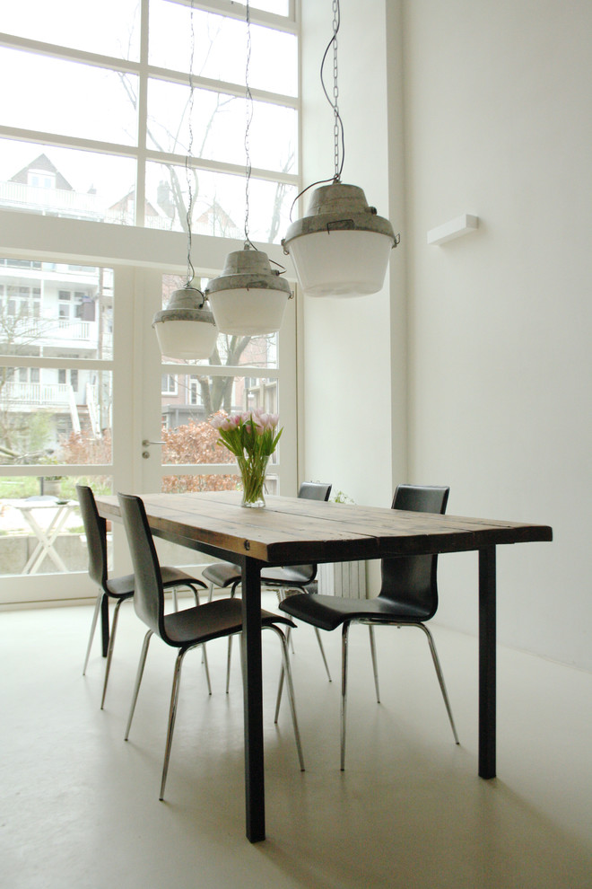 Пример оригинального дизайна: столовая в стиле лофт с белыми стенами и белым полом