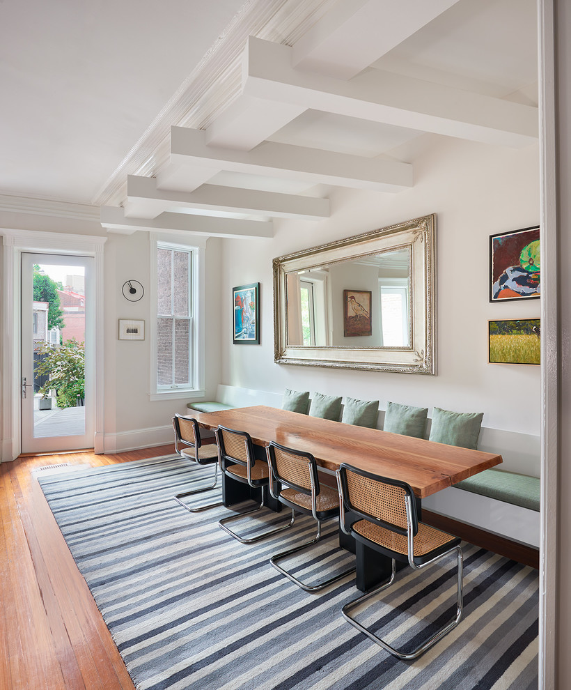 Ispirazione per una sala da pranzo minimal di medie dimensioni con pareti bianche, pavimento in legno massello medio e pavimento arancione