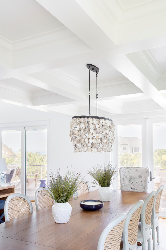 Ispirazione per una sala da pranzo aperta verso la cucina stile marinaro con pareti bianche, camino classico e soffitto a cassettoni