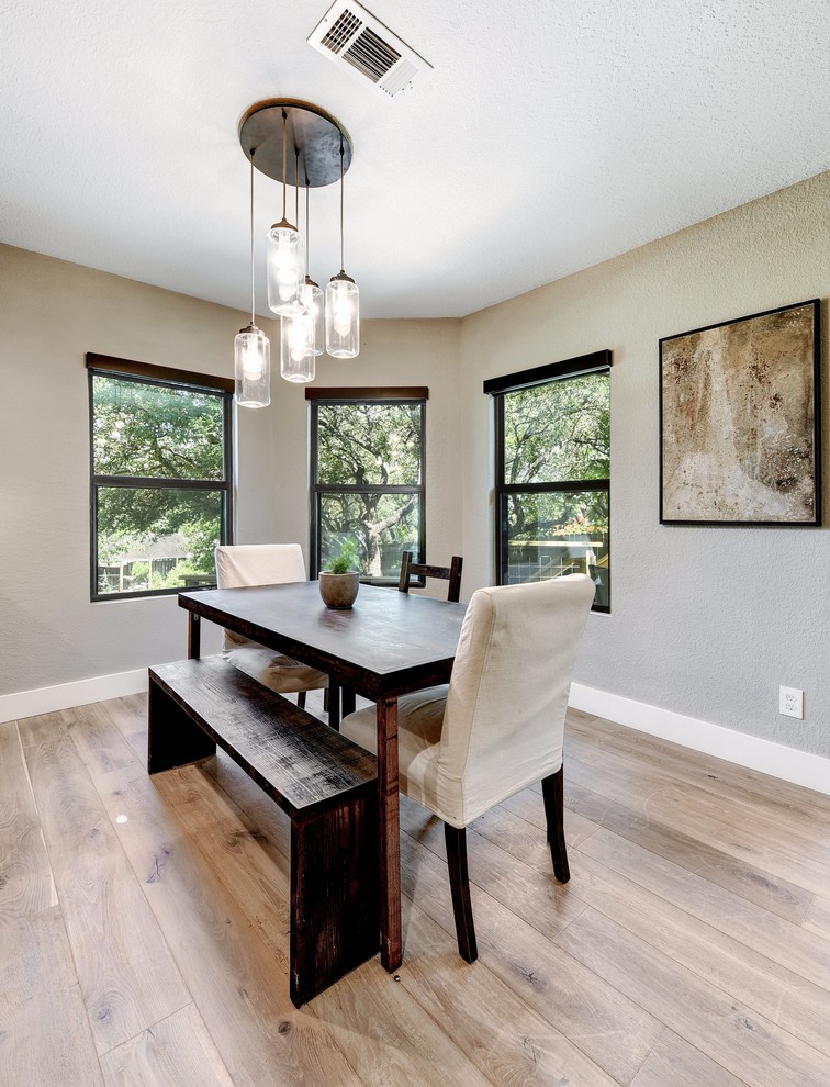 Offenes, Großes Modernes Esszimmer mit grauer Wandfarbe, hellem Holzboden und beigem Boden in Austin