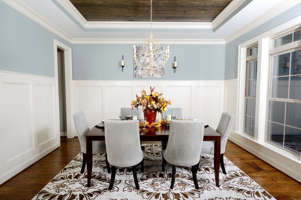 Geschlossenes Klassisches Esszimmer ohne Kamin mit blauer Wandfarbe und braunem Holzboden in Raleigh