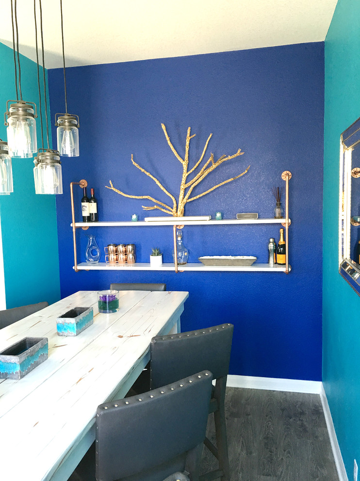 Ispirazione per una sala da pranzo design chiusa e di medie dimensioni con pareti blu, pavimento in laminato, nessun camino e pavimento grigio
