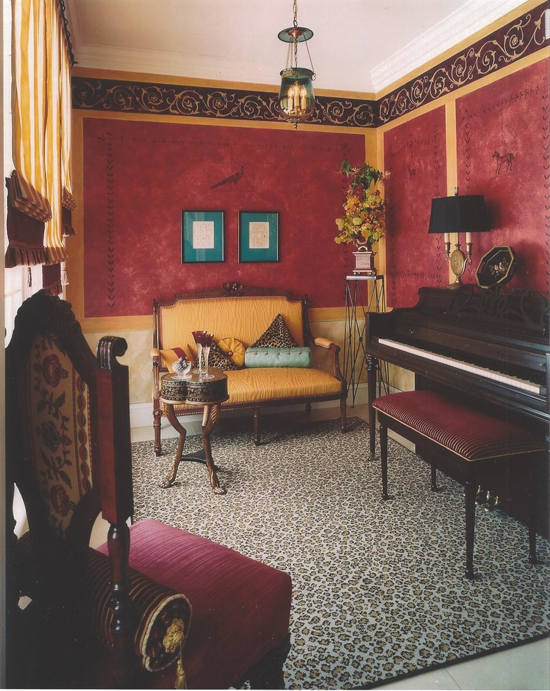 Esempio di una piccola sala da pranzo classica chiusa con pareti rosse e pavimento in marmo