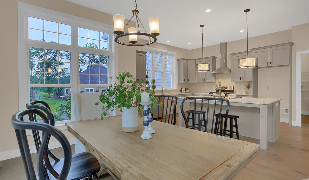 Источник вдохновения для домашнего уюта: огромная кухня-столовая в классическом стиле с серыми стенами и светлым паркетным полом