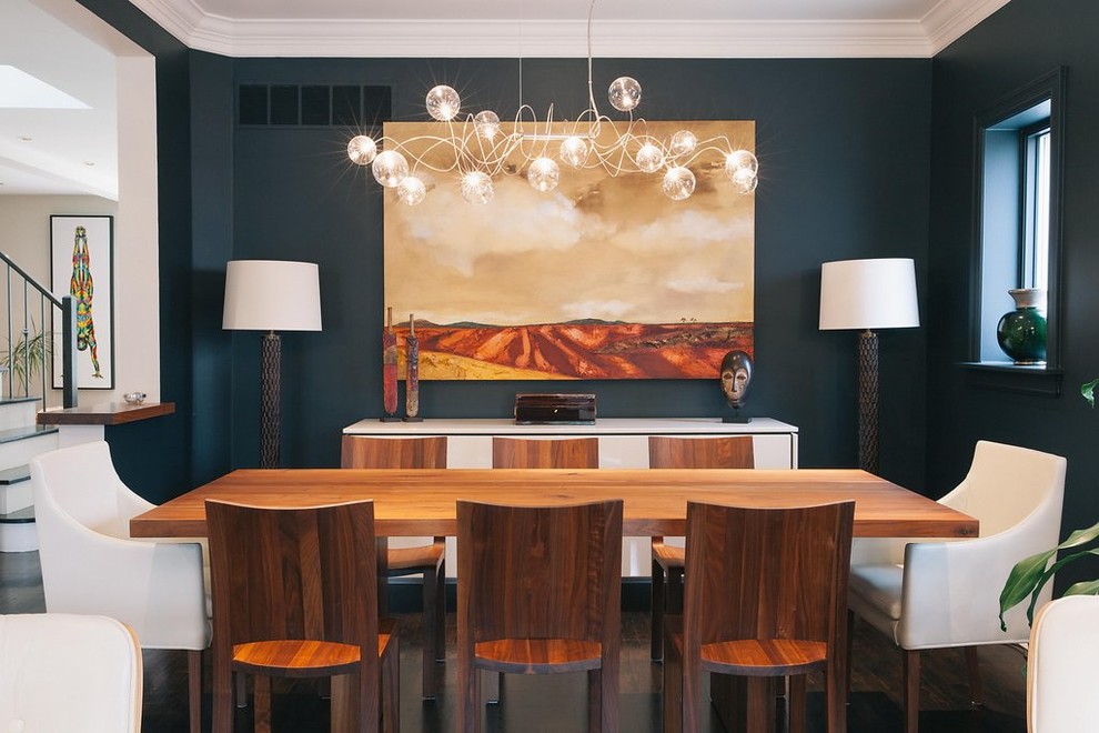 Imagen de comedor contemporáneo de tamaño medio abierto con paredes azules y suelo de madera oscura