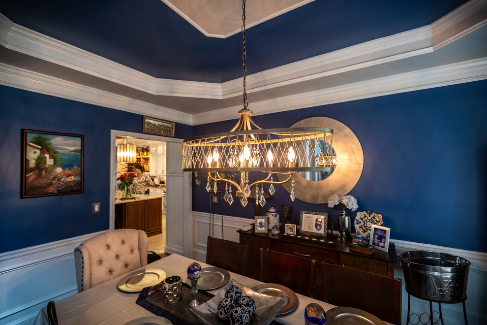 Стильный дизайн: отдельная столовая среднего размера в классическом стиле с синими стенами, паркетным полом среднего тона и коричневым полом без камина - последний тренд
