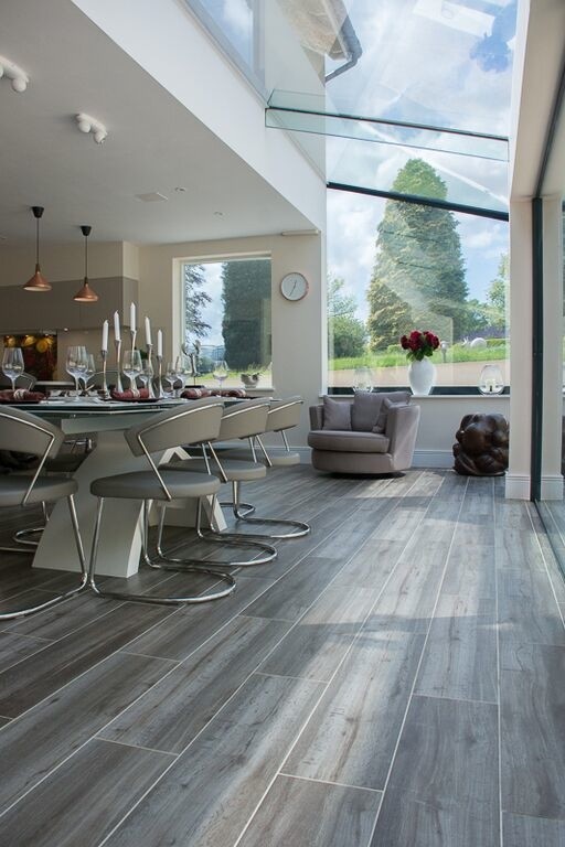 Idee per una sala da pranzo aperta verso la cucina minimal con pareti beige e pavimento in legno massello medio