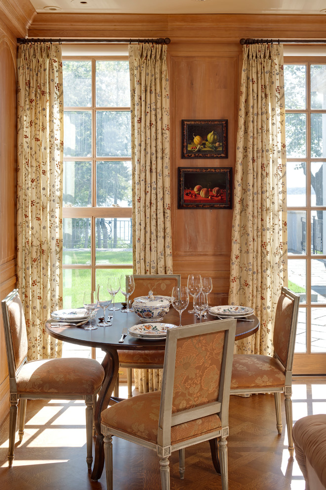 Esempio di una sala da pranzo aperta verso la cucina tradizionale di medie dimensioni con pavimento in legno massello medio, pareti marroni e pavimento marrone