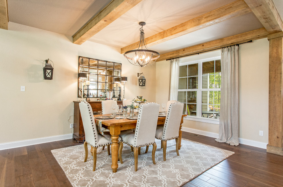 Ispirazione per una sala da pranzo aperta verso il soggiorno american style di medie dimensioni con pareti beige e pavimento in legno massello medio