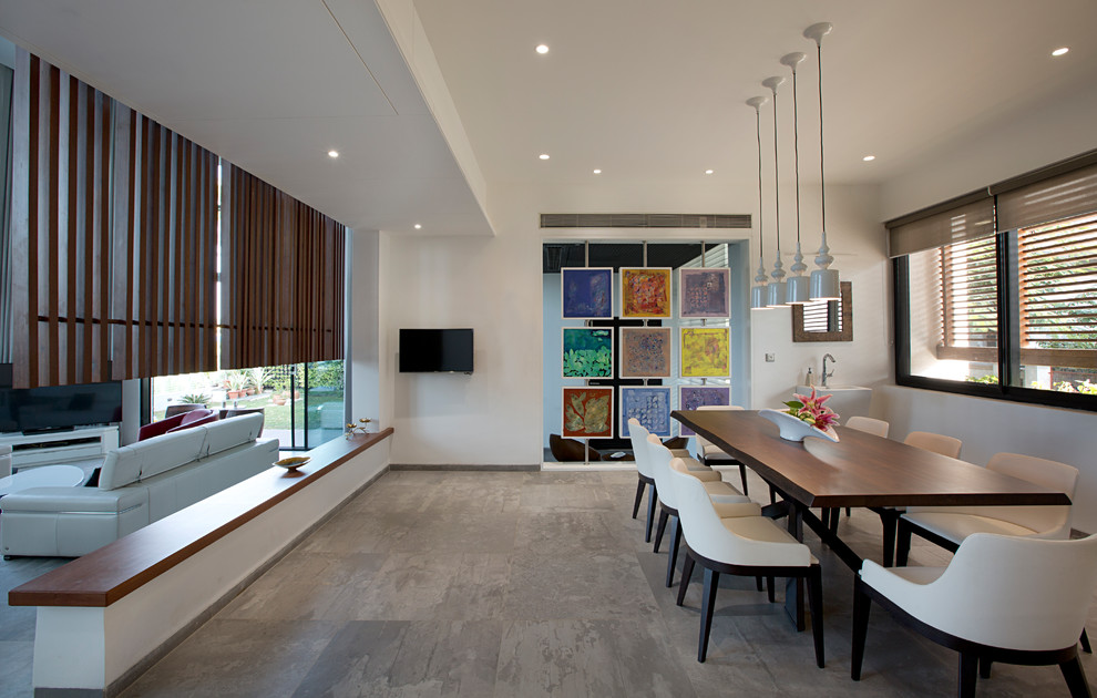 Idées déco pour une salle à manger ouverte sur la cuisine contemporaine avec un mur blanc et un sol marron.