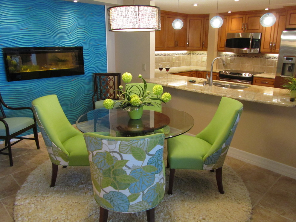 Mittelgroße Eklektische Wohnküche mit beiger Wandfarbe, Keramikboden, Gaskamin, verputzter Kaminumrandung und beigem Boden in Tampa