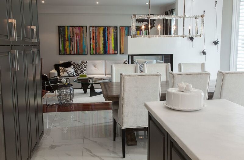 Esempio di una piccola sala da pranzo aperta verso la cucina contemporanea con pareti bianche, pavimento in marmo e camino bifacciale
