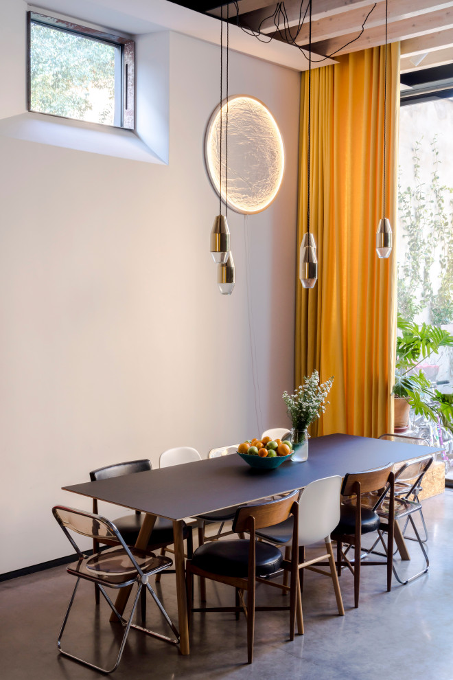 Idées déco pour une salle à manger contemporaine avec un mur blanc, sol en béton ciré, un sol gris et poutres apparentes.