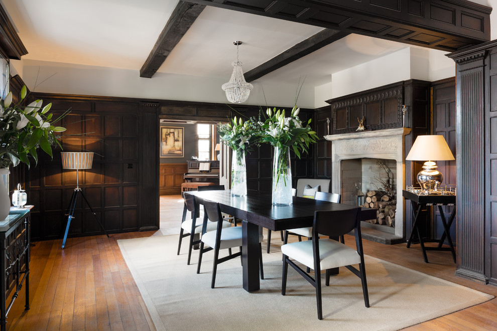 Источник вдохновения для домашнего уюта: столовая в классическом стиле с коричневыми стенами, паркетным полом среднего тона и стандартным камином