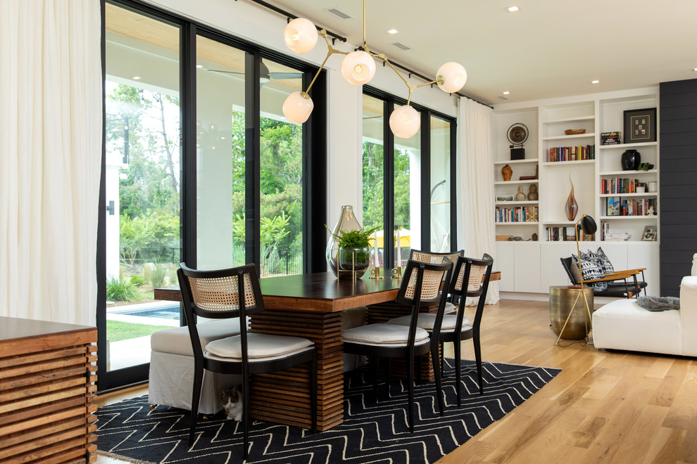 Landhausstil Esszimmer mit weißer Wandfarbe, Kaminumrandung aus Holz, braunem Holzboden und braunem Boden in Sonstige