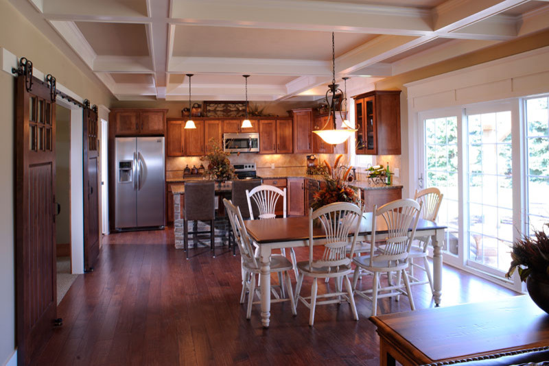 Пример оригинального дизайна: кухня-столовая в стиле рустика с бежевыми стенами, паркетным полом среднего тона и кессонным потолком