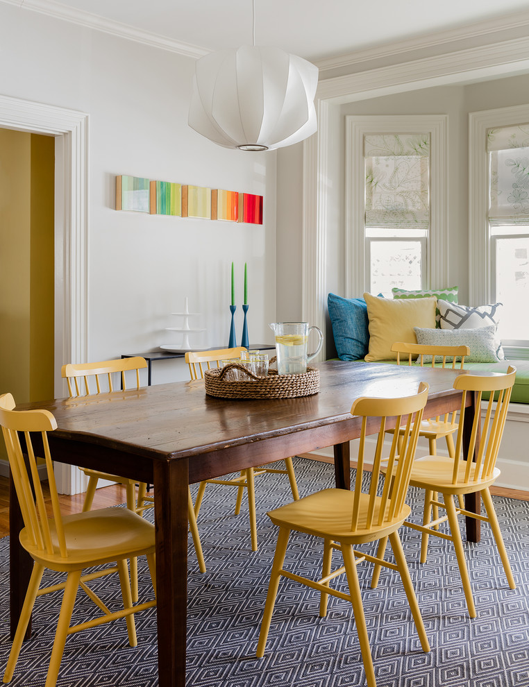 Klassische Wohnküche ohne Kamin mit grauer Wandfarbe, braunem Holzboden und braunem Boden in Boston