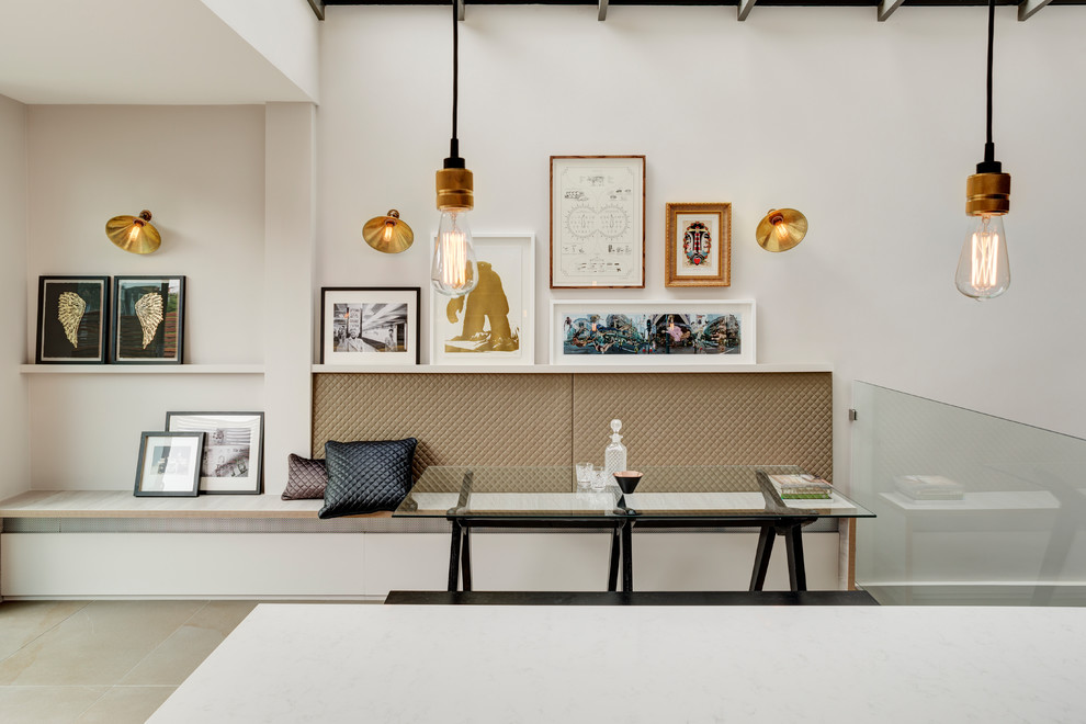 Moderne Wohnküche mit weißer Wandfarbe und beigem Boden in London