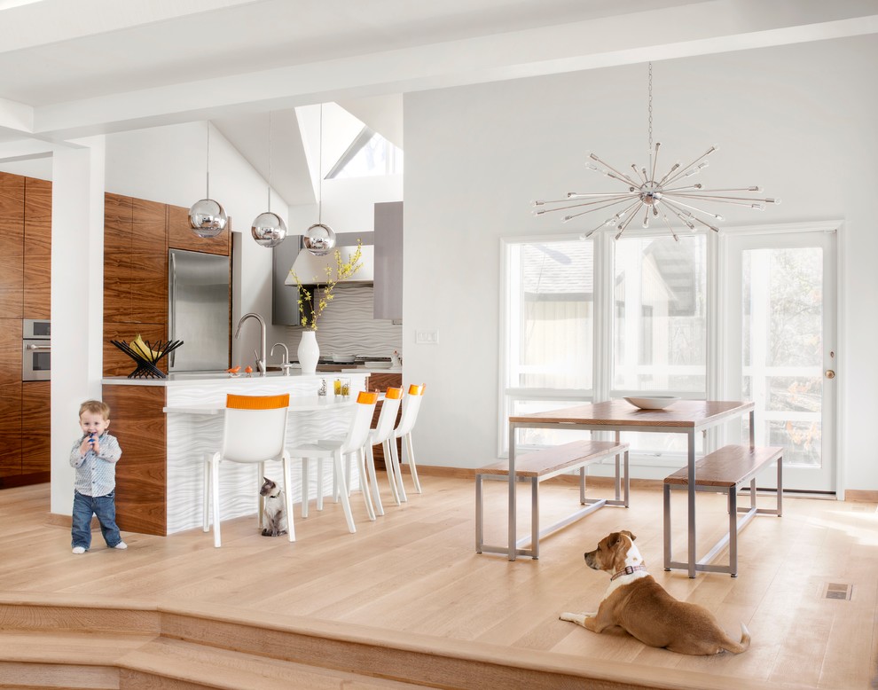 Источник вдохновения для домашнего уюта: кухня-столовая в стиле ретро с белыми стенами и светлым паркетным полом без камина