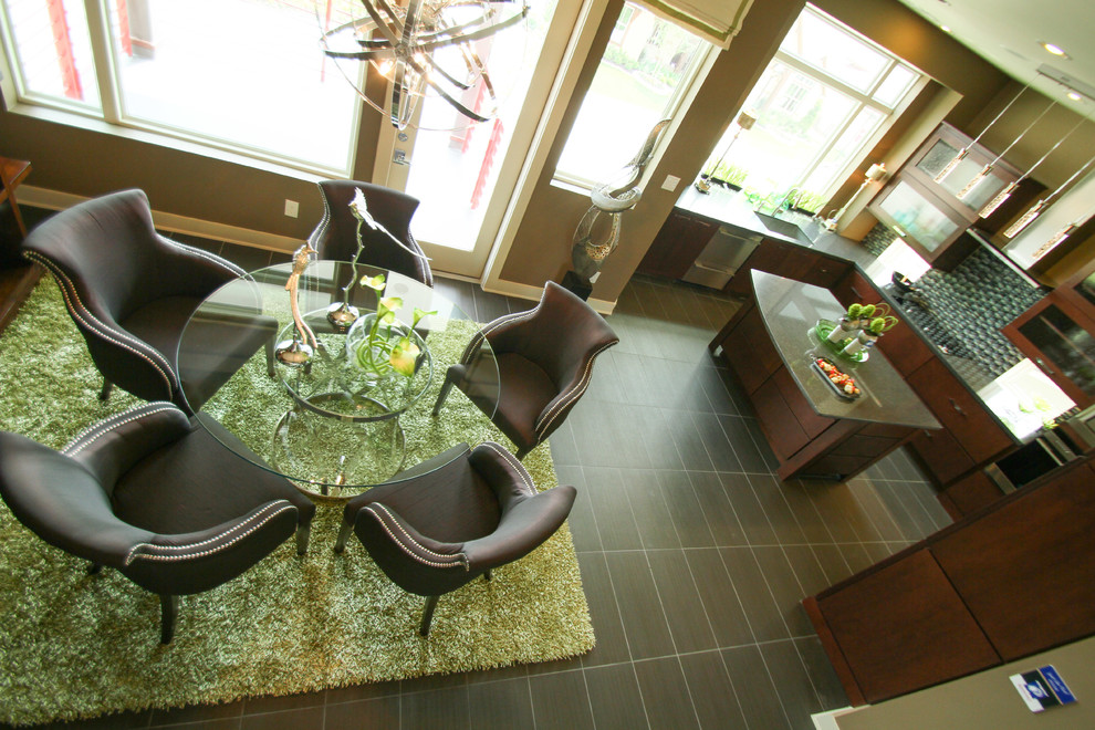 Ispirazione per una sala da pranzo aperta verso la cucina contemporanea con pavimento in gres porcellanato e pareti marroni