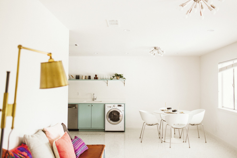 Cette image montre une salle à manger minimaliste avec un mur blanc, sol en béton ciré, un sol blanc et un plafond décaissé.