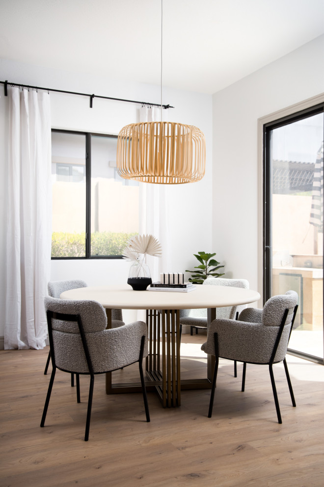 Idée de décoration pour une salle à manger nordique avec un mur blanc, parquet clair et un sol beige.