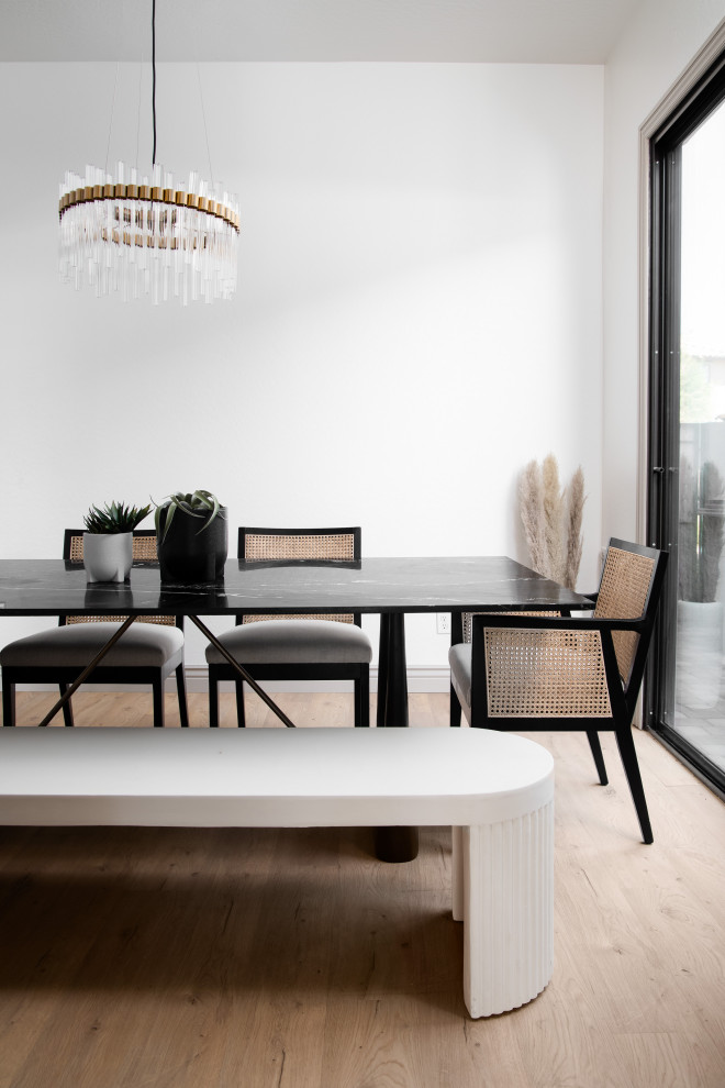 Idee per una sala da pranzo nordica con pareti bianche, parquet chiaro e pavimento beige