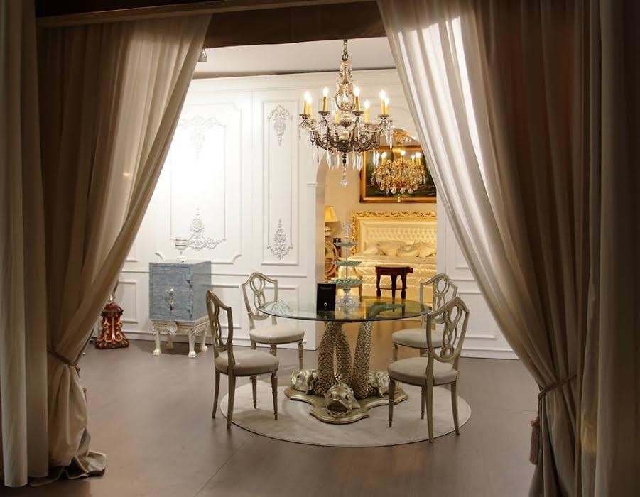 Свежая идея для дизайна: большая гостиная-столовая в викторианском стиле с белыми стенами и темным паркетным полом без камина - отличное фото интерьера