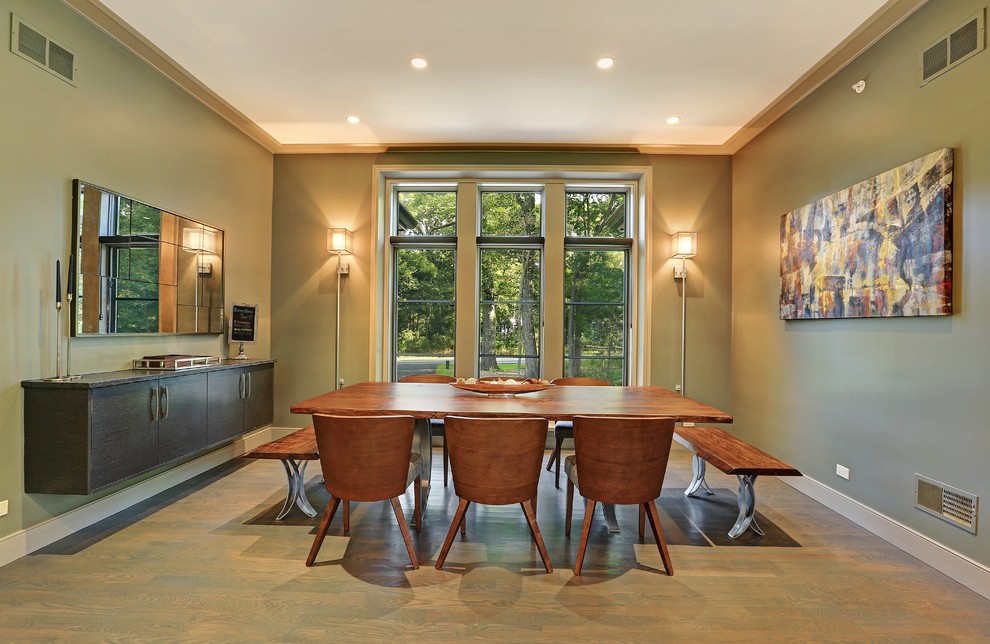 Esempio di una sala da pranzo aperta verso il soggiorno classica di medie dimensioni con pareti verdi e pavimento in legno massello medio