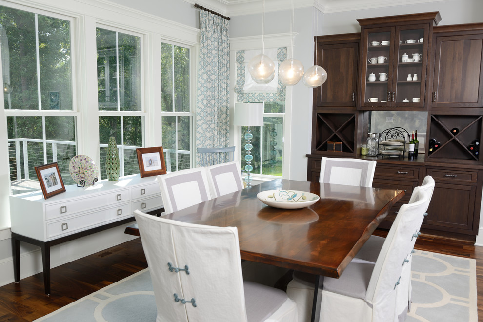 Пример оригинального дизайна: кухня-столовая среднего размера в современном стиле с паркетным полом среднего тона, серыми стенами и коричневым полом