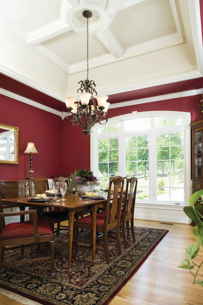 Идея дизайна: гостиная-столовая среднего размера в классическом стиле с красными стенами и светлым паркетным полом без камина