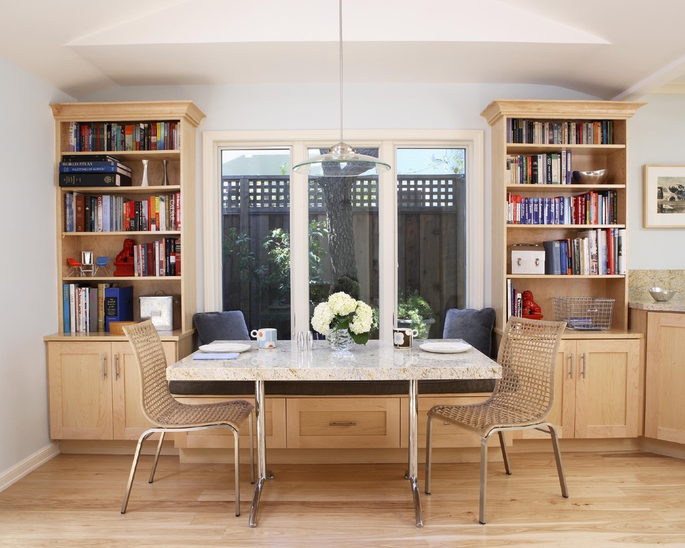 Ispirazione per una grande sala da pranzo aperta verso la cucina classica con parquet chiaro e pavimento beige