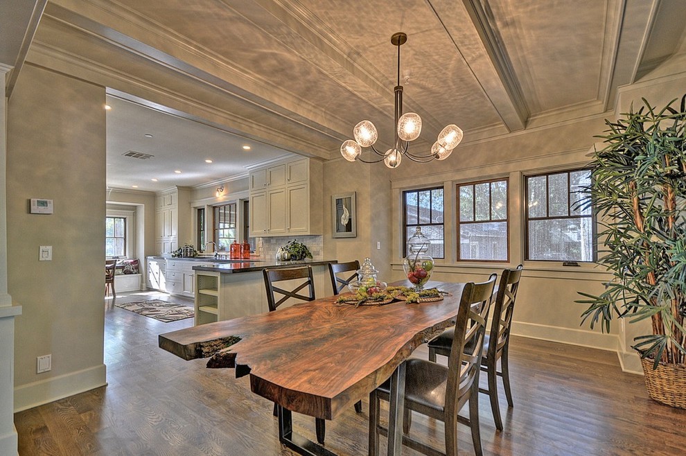 Cette photo montre une salle à manger craftsman avec un mur gris, un sol en bois brun et aucune cheminée.