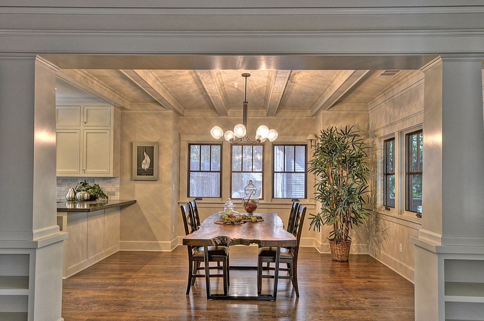Imagen de comedor de estilo americano sin chimenea con paredes grises y suelo de madera en tonos medios