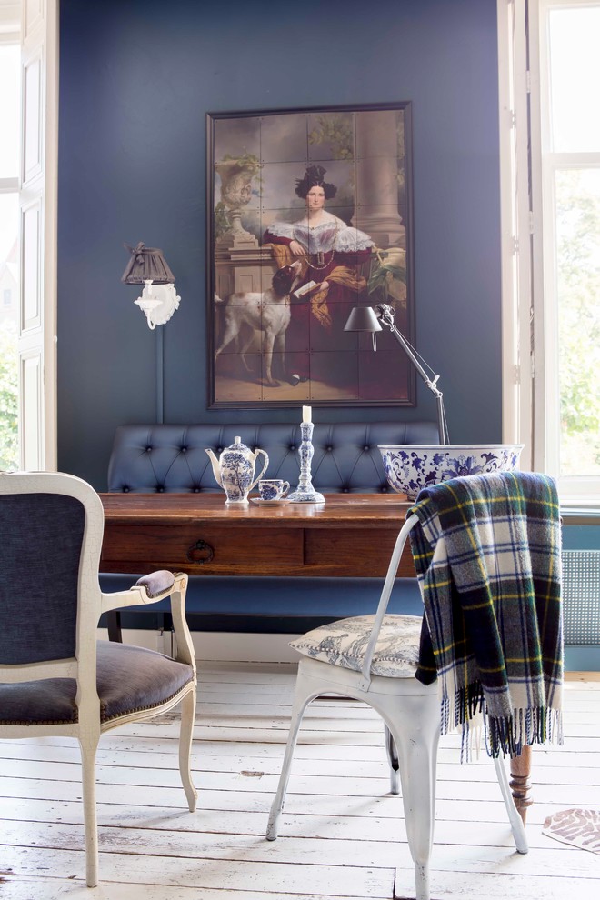 Пример оригинального дизайна: столовая в классическом стиле с синими стенами, деревянным полом и белым полом