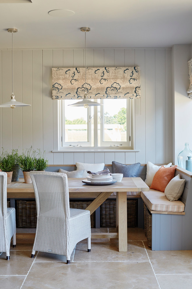 Ispirazione per una sala da pranzo country con pareti bianche e pavimento beige