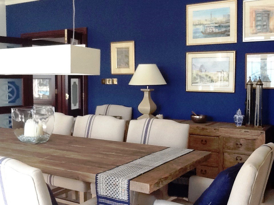 Immagine di un'ampia sala da pranzo costiera chiusa con pareti blu e pavimento in gres porcellanato