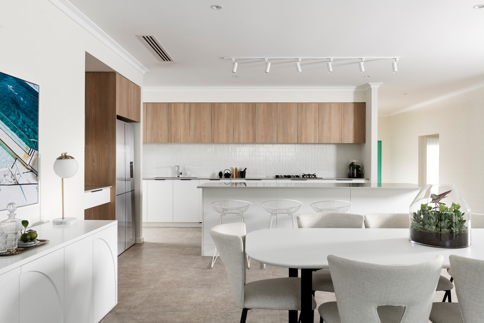Esempio di una sala da pranzo aperta verso la cucina minimal con pareti bianche, nessun camino e pavimento beige