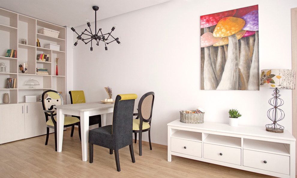 Источник вдохновения для домашнего уюта: гостиная-столовая в современном стиле с белыми стенами и светлым паркетным полом