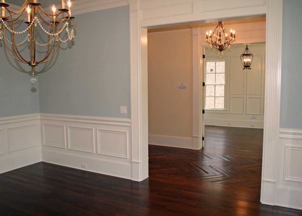 Aménagement d'une salle à manger classique fermée et de taille moyenne avec un mur bleu et parquet foncé.