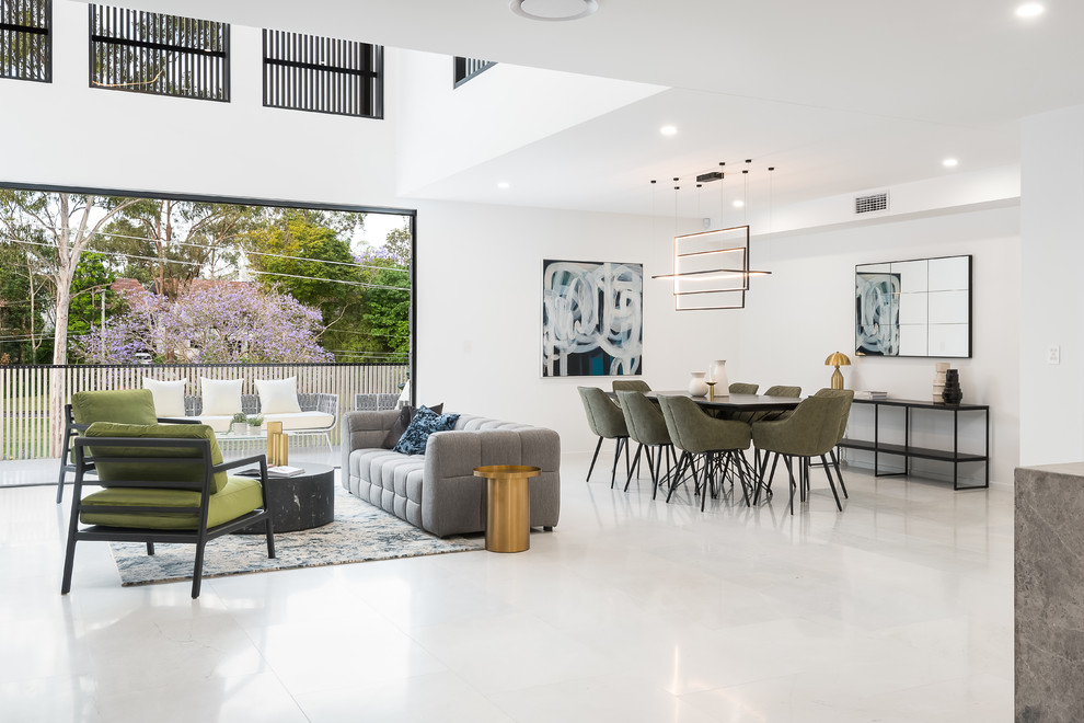 Offenes Modernes Esszimmer mit weißer Wandfarbe, Marmorboden, Kamin, Kaminumrandung aus Stein und weißem Boden in Brisbane