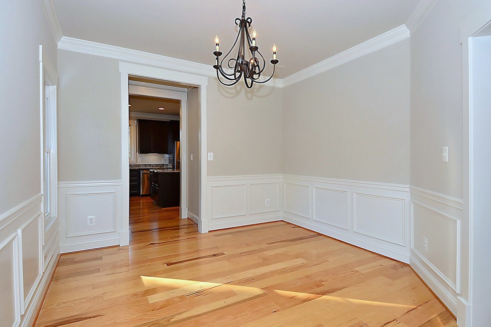 Geschlossenes, Mittelgroßes Uriges Esszimmer mit grauer Wandfarbe und braunem Holzboden in Washington, D.C.